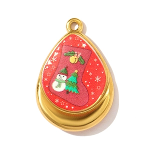 Detalle del colgante de gota con motivos festivos de muñeco de nieve y árbol de Navidad
