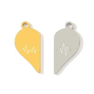 Macro-opname van roestvrijstalen hartvormige hangers in goud en zilver met EKG-gravure