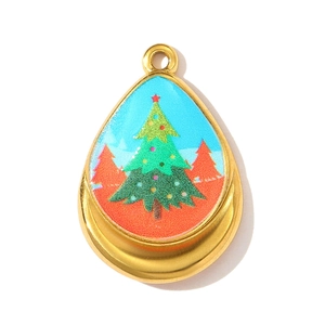 Primer plano del colgante de árbol de Navidad en forma de gota dorada con detalle de esmalte