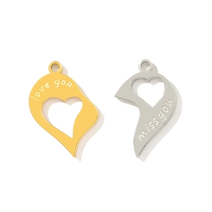 Detail van in elkaar grijpende hartvormige hangers met Love You en Miss You gravure