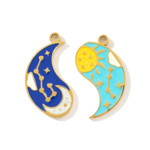 Detail van blauwe halve maan hangers met gouden sterpatronen en emaille afwerking
