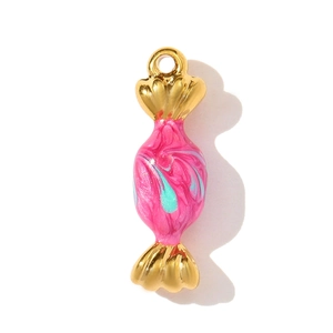 Detalle de colgante de acero inoxidable con forma de caramelo y esmalte jaspeado rosa y azul