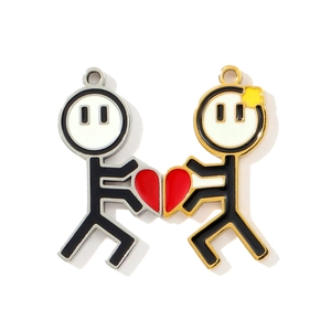 Detail van hartvormige stickman puzzelhangers in zilver en goud voor koppels