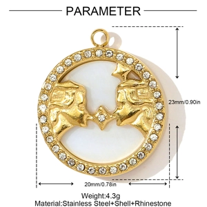 Pendentif zodiaque en acier doré avec nacre, strass et motif de deux visages sculptés