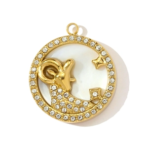 Gros plan du pendentif Bélier doré avec incrustation de nacre et cristaux brillants