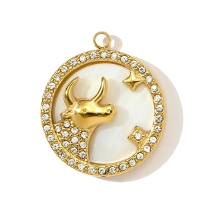 Détail du pendentif Taureau doré avec incrustation de nacre et cristaux brillants