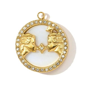 Gros plan détaillé du pendentif coquillage de style français plaqué or avec zircons