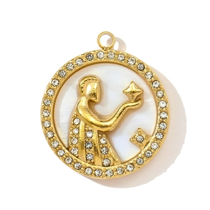 Vue détaillée du pendentif zodiaque Taureau avec nacre et placage or