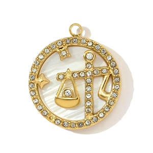 Détail du pendentif Balance en or avec incrustation de nacre et cristaux étincelants