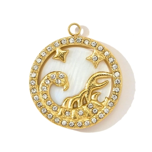 Vue macro détaillée du pendentif Scorpion avec incrustation en nacre et cristaux sur métal doré