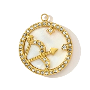 Détail du pendentif Sagittaire avec incrustation de nacre et strass étincelants