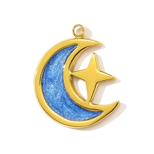 Dettaglio del ciondolo a luna e stella dorato con intarsio in resina blu glitterata