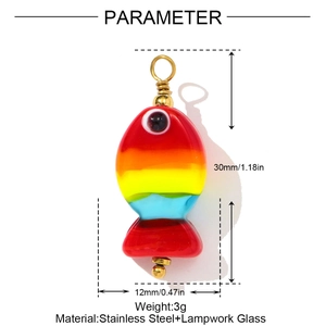 Dettaglio del ciondolo a forma di pesce in vetro arcobaleno con filo in acciaio inox
