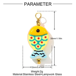 Dettaglio di pendente a pesce in vetro lampwork con filo d'acciaio, misure 30x12mm