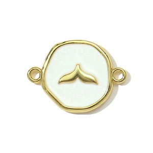 Detail eines vergoldeten Fischschwanz-Verbinders mit weißem Emaille für DIY-Schmuck
