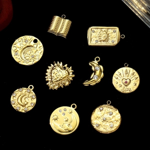 Set di 9 ciondoli vintage in acciaio inox dorato a forma di cuore e luna per collane