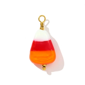 Dettaglio del ciondolo a forma di candy corn in vetro con filo d'oro e perlina