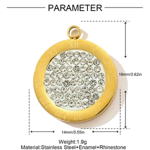 Dettaglio del ciondolo rotondo in acciaio dorato 14mm con strass e numeri romani incisi