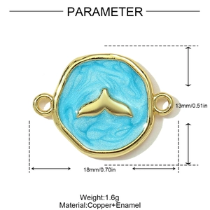 Makroansicht eines 13x18mm Walflosse-Anhängers aus Kupfer und Emaille in Gold