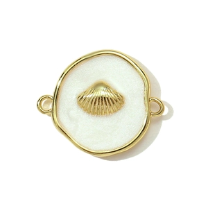 Detailaufnahme eines goldenen Muschel-Verbinders mit zwei Ösen für DIY-Schmuck