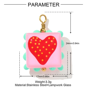 Dettaglio del ciondolo a cuore in vetro lampwork rosa con misure 17x24mm e gancio oro