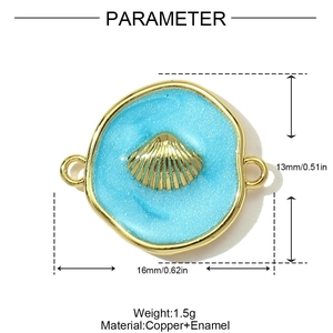 Detail eines 16-mm-Schmuckverbinders mit Muschel und blauer Emaille im Meeresthema