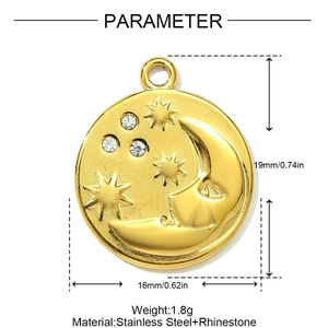 Dettaglio del ciondolo luna e stella dorato con dimensioni 19 mm per 16 mm e zirconi