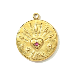 Vista dettagliata del ciondolo a cuore dorato con zircone rosa e incisione Love lucida