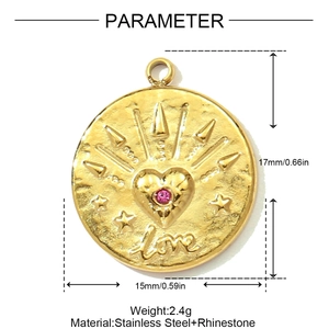 Dettaglio di un ciondolo Love in acciaio dorato con raggio di sole e strass rosa
