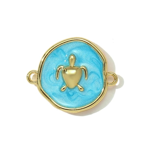 Makroansicht Meereschildkröten-Verbinder mit blauer Emaille und Goldösen für DIY-Schmuck