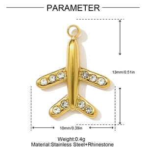 Dettaglio ciondolo aereo oro 13x10mm in acciaio inossidabile con ali di strass