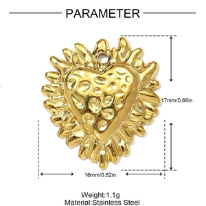 Dettaglio macro di un ciondolo a cuore in acciaio inossidabile oro da 16x17mm