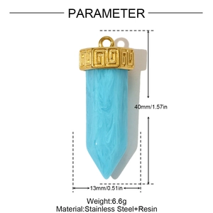 Detailansicht des blauen Marmorharz-Anhängers mit goldener Kappe und Maßen 40x13mm