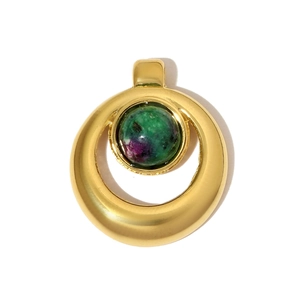 Détail du pendentif rond en or avec pierre naturelle rubis zoisite et finition polie