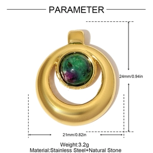 Vue détaillée d'un pendentif rond en acier doré avec pierre naturelle et dimensions précises