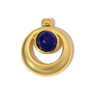 Détail macro du pendentif vintage doré avec pierre naturelle lapis-lazuli d'un bleu profond