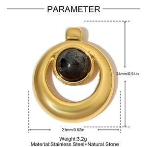 Vue détaillée d'un pendentif rond en acier inoxydable doré avec une pierre naturelle grise