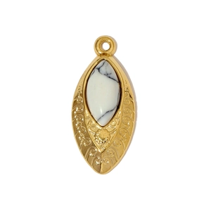 Macro détaillée du pendentif œil vintage plaqué or avec incrustation de pierre naturelle
