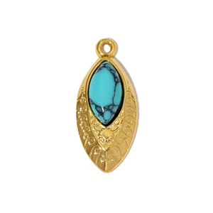 Vue détaillée d'un pendentif goutte doré avec gravure florale et pierre de turquoise
