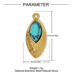 Détail macro d'un pendentif vintage doré avec pierre naturelle bleue et dimensions
