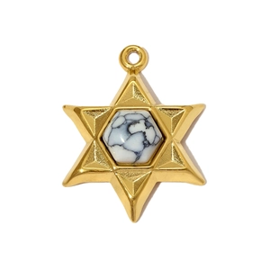 Gros plan du pendentif hexagramme plaqué or avec incrustation de pierre marbrée blanche