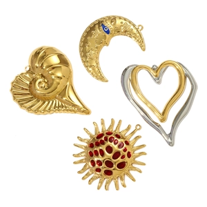 Set de cuatro dijes de acero inoxidable con diseños de sol, luna y corazones calados