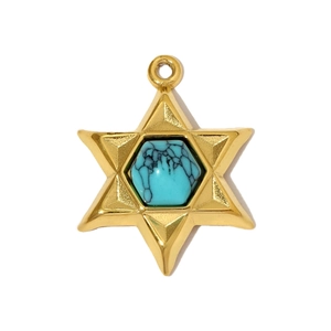Détail d'un pendentif étoile hexagonale dorée avec incrustation de turquoise sur fond blanc