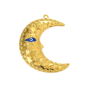 Detalle macro del colgante de luna dorada con relieve floral y amuleto de ojo turco