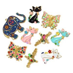 Kleurrijke emaille hangers van roestvrij staal met katten-, olifanten- en vlinderontwerpen
