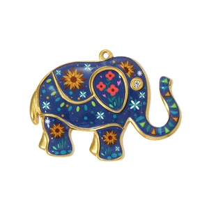 Detail van de donkerblauwe emaille olifant hanger met kleurrijke bloemen en gouden rand