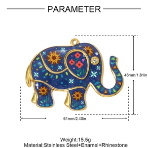 Detail van de blauwe emaille olifanthanger met zonnebloempatroon en strass-steentje