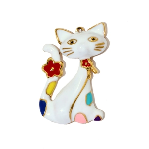 Detailopname van een grote witte kattenhanger met kleurrijke stippen en een metalen lus