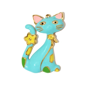 Detailopname van een schattige hemelblauwe emaille kattenhanger met kleurrijke bloemen