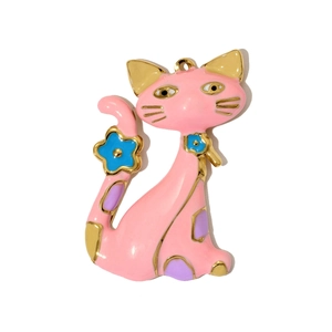 Detail van roze emaille kattenhanger met blauwe bloemaccenten en gouden details